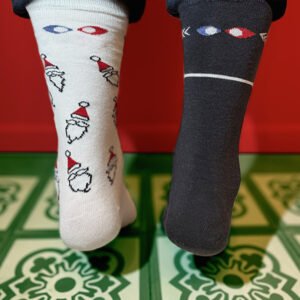 Chaussettes Père Noël dépareillées - Le Regard Français - Vue de derrière